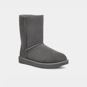 UGG Women’s Classic Short ll in Grey